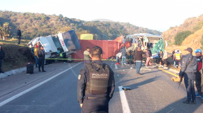 Colisionan trailer y autobús en la México-Guadalajara; hay varios heridos