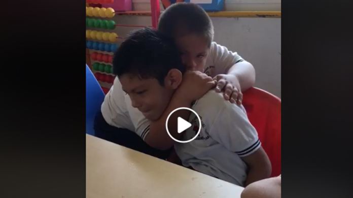 VIDEO: Niño con Down consuela a otro con autismo y se hace viral