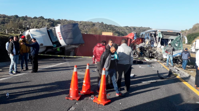 Sube a tres muertos el choque autobús y trailer en la México-Guadalajara