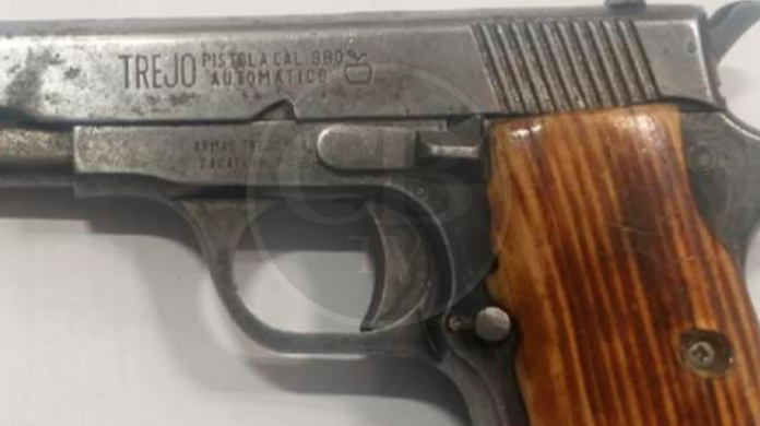 Escandalizaba con pistola en mano, la policía la arresta