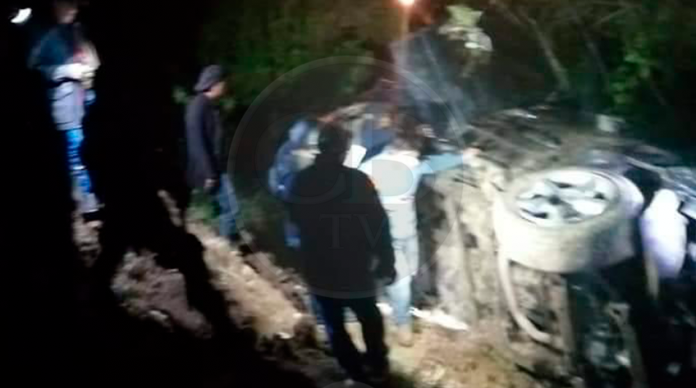 Corría en su camioneta y muere al caer al barranco de 50 metros