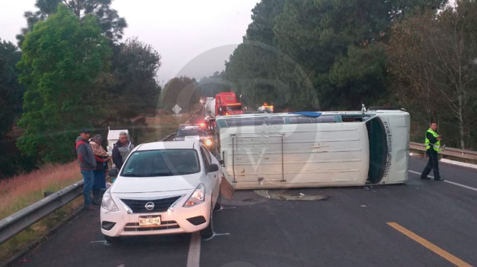 Vuelca camioneta en la Siglo XXI; hay cuatro lesionados
