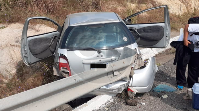 Destrozan su auto en la Siglo XXI y sobreviven