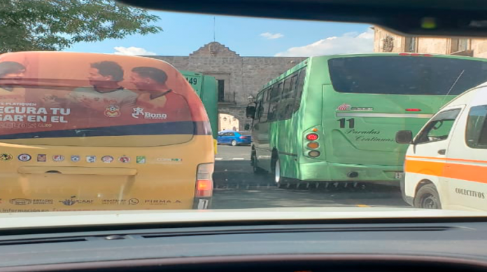 Conurbados y combis compiten para ganar el pasaje