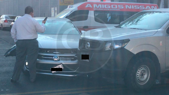 Colisionan camioneta y vehículo en la Ventura Puente
