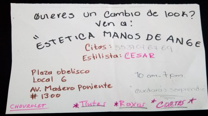 Morelia: Hombre de la tercera edad ayuda a su hijo, repartiendo publicidad de su negocio escrita a mano
