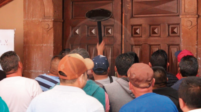 Transportistas no llegan a acuerdo con diputados e intentan ingresar al Pleno Legislativo