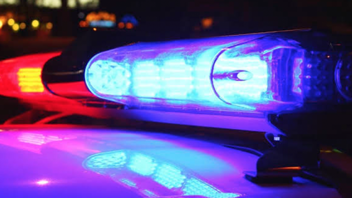 Cesan a policía que fue captado manoseado el cadáver de una mujer