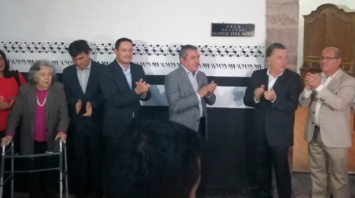 Se develó placa en honor al profesor Alfonso Vega Núñez