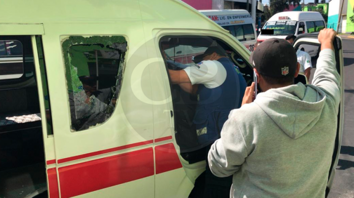 Morelia: Dos lesionados tras choque entre motopatrulla y combi