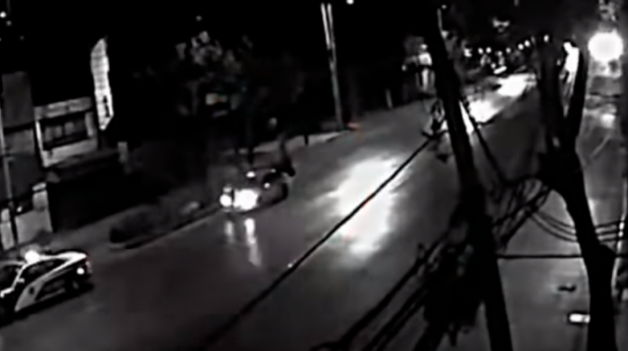 VIDEO: Policías abandonan a joven inconsciente en la vía pública; murió