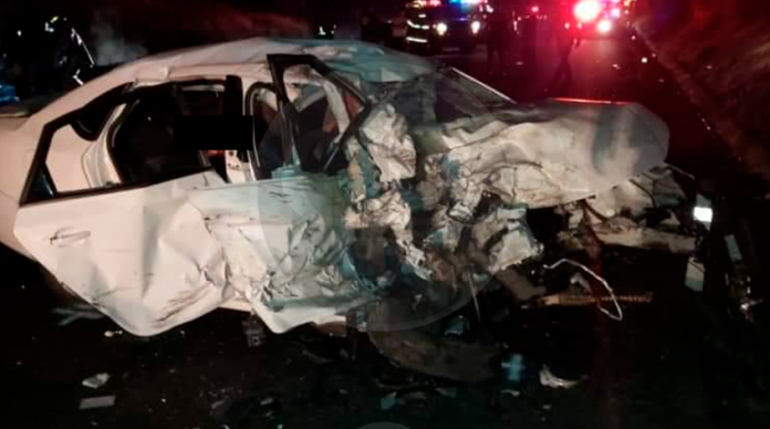 Un muerto y dos heridos en choque de vehículo; uno se incendia