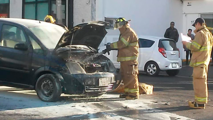 Se le quema el coche en la avenida Enrique Ramírez