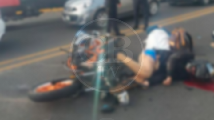 Derrapa motocicleta con matrimonio sobre Madero poniente; papá muere y sobreviven esposa e hija