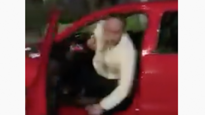 VIDEO: Surge #LordGato; conductor agrede a mujer que le reclamó por casi atropellarla
