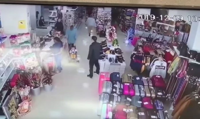 VIDEO: Mujer intenta robar a un niño en un centro comercial