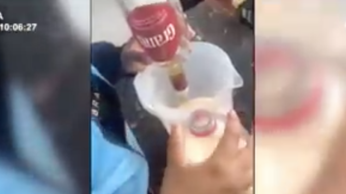 VIDEO: Captan a profesor bebiendo alcohol con sus alumnos en el aula