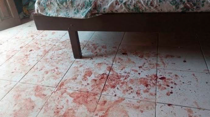 Niña se esconde debajo de su cama y se salva de ser asesinada; toda su familia murió