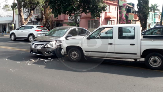 Choca camioneta y vehículos en Ventura Puente