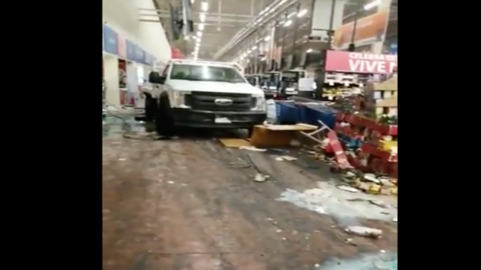 VIDEO: En México, comando armado irrumpe en un Walmart y causa destrozos