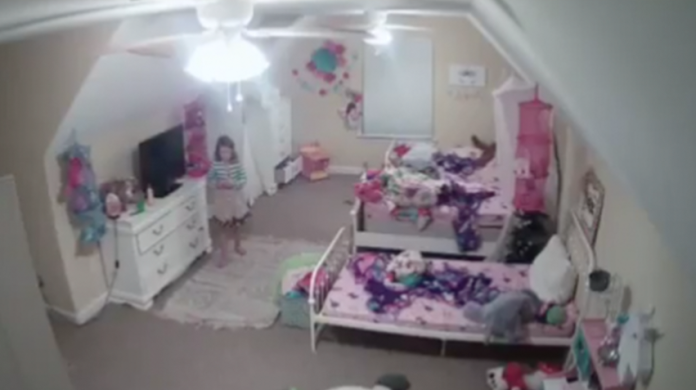 VIDEO: Hombre hackea cámara de seguridad instalada en el cuarto de una niña; le dijo que era Santa Claus