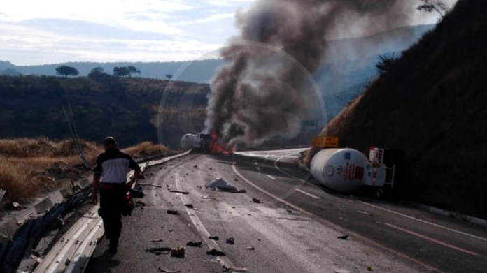 Se incendia pipa con amoniaco en la Pátzcuaro-Cuitzeo