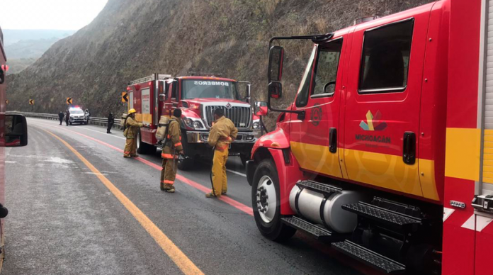 Cuerpos de emergencia tratan de contener siniestro de pipa de amoniaco