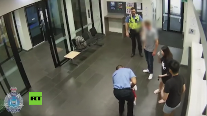 VIDEO: En nochebuena, policía salva a bebé que se estaba asfixiando