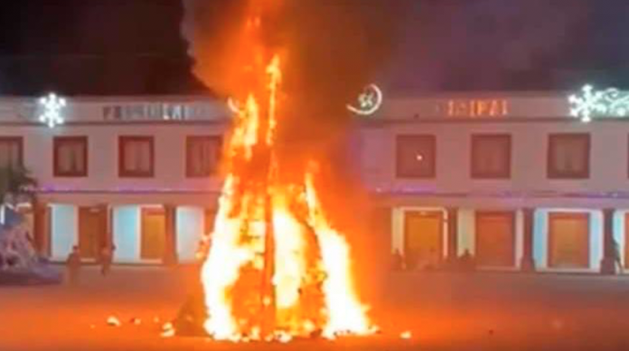 Pirotecnia deja en cenizas el árbol navideño de Coalcomán