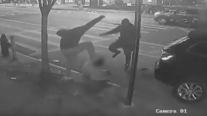 VIDEO: Por robarle un dólar, ladrones dan paliza a un anciano