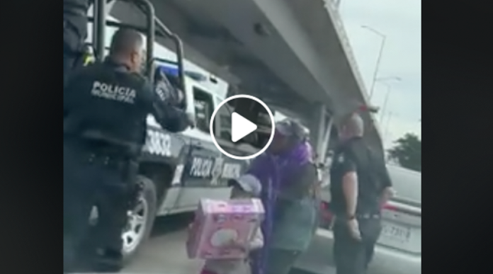 VIDEO: Policías entregan juguetes a niños de escasos recursos