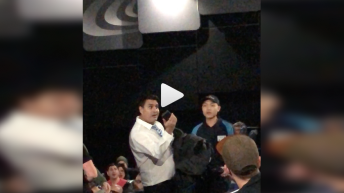 VIDEO: Fan golpea a un hombre en el estreno de “The Rise of Skywalker” por usar su celular