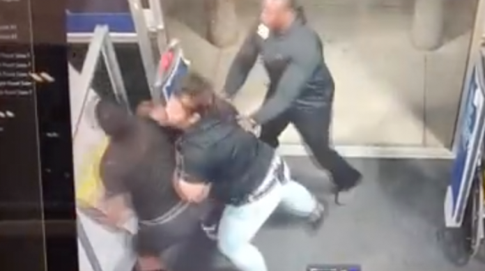 VIDEO: Empleada de una tienda derriba a sujeto que intentó robar mercancía