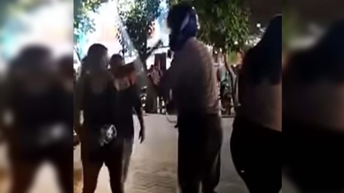 Video: Descubre a su padre con una amante y lo encara