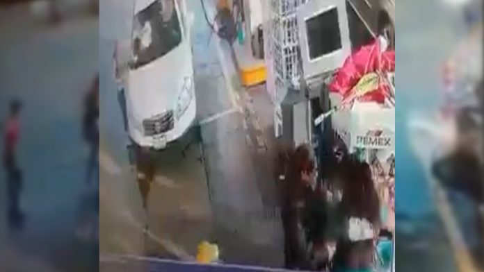 Mujeres se unen y evitan asalto de una gasolinera con golpes