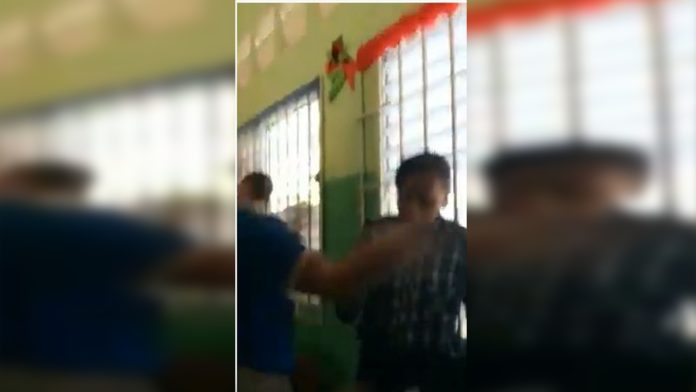 Adolescente golpea a profesora en el aula y desatan zafarrancho
