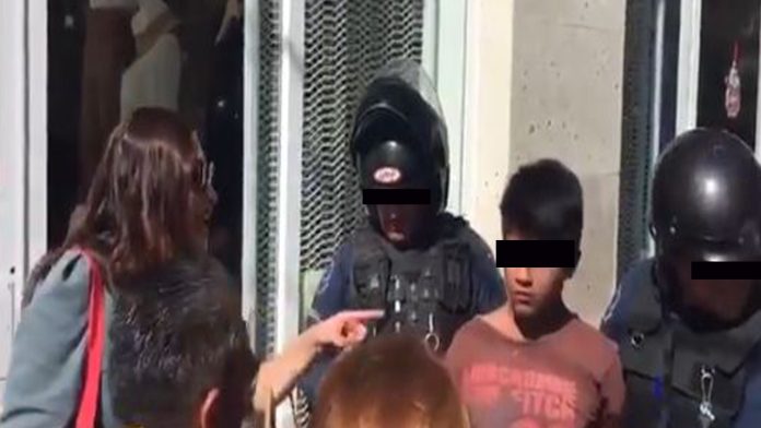 Policías patean a joven por dormir en la banqueta en Cuernavaca