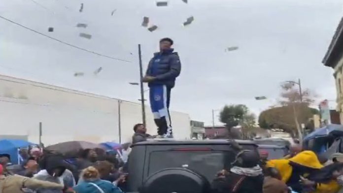 Video: Llueven dólares en un barrio pobre de Estados Unidos