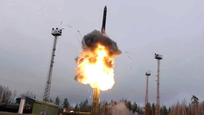 Rusia presume vanguardia armamentista con nueva arma hipersónica