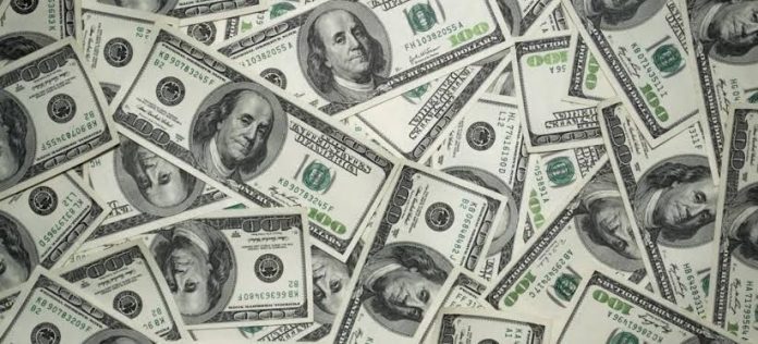 Roba miles de dólares en un banco y los arroja en la calle para desear Feliz Navidad