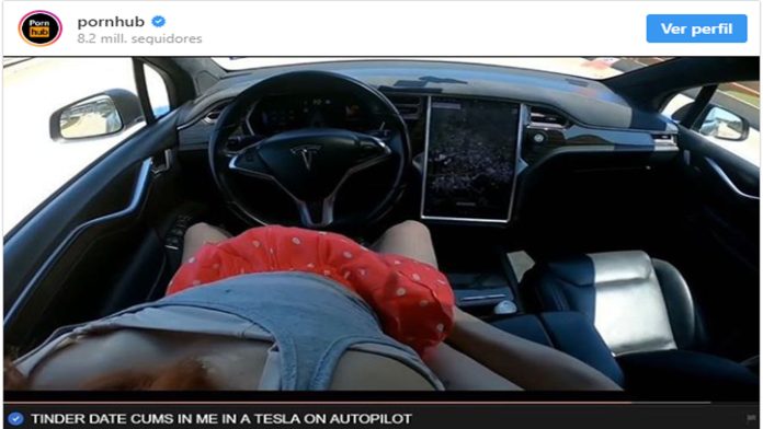 Filman película para adultos en un Tesla en movimiento