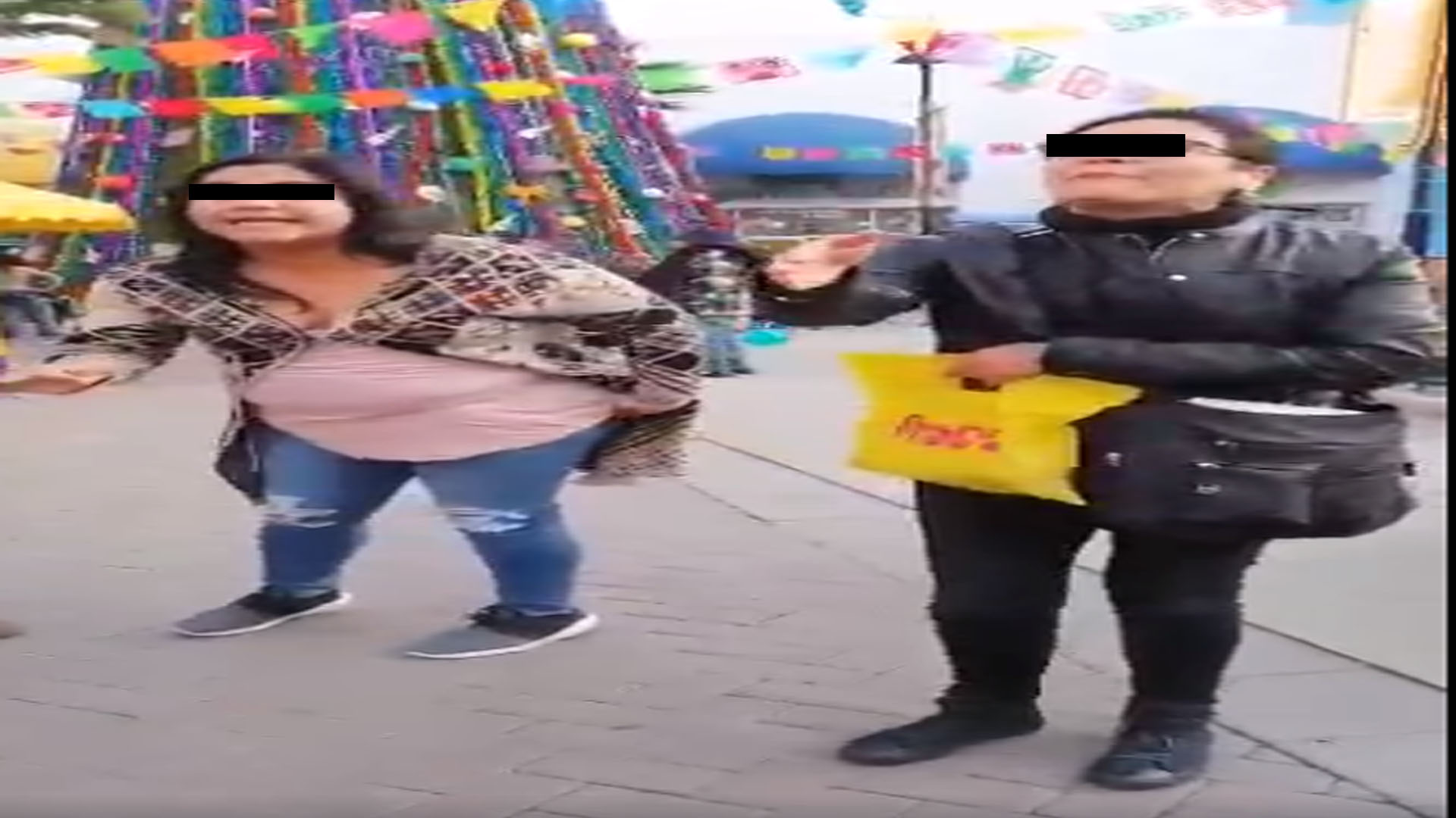 Video: Mujer intenta correr a pareja gay porque se estaban besando Video: Mujer intenta correr a pareja gay porque se estaban besando