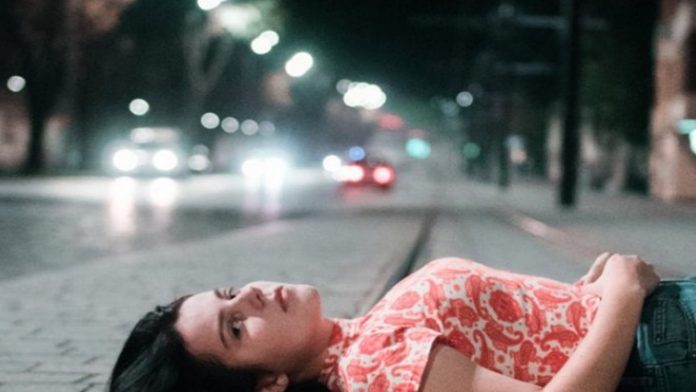 “Mujeres deberían traer condones y cooperar con los violadores”, asegura cineasta