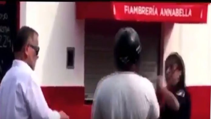 Video: Hombre cachetea a mujer policía y esta lo confronta