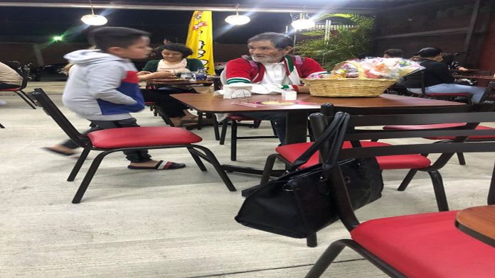 Michoacán: Niño compra tacos con el dinero que ganó en la lotería a un abuelito con hambre