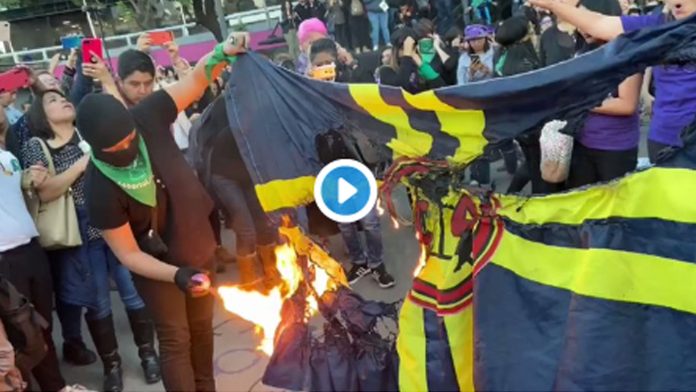 Video: Feministas queman bandera del América