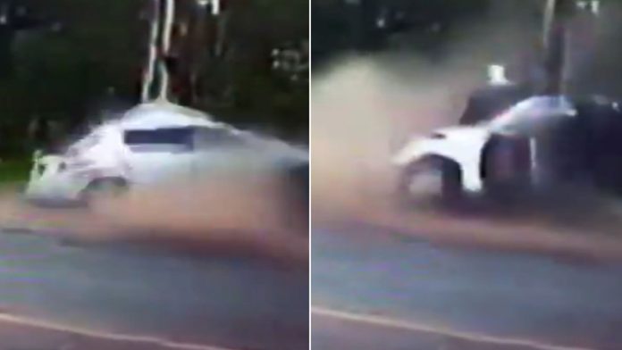 Video: Auto se parte en dos durante accidente; dos personas logran sobrevivir