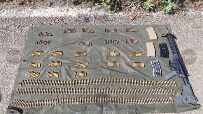 Sedena arresta a un hombre con un arma, droga y cartuchos
