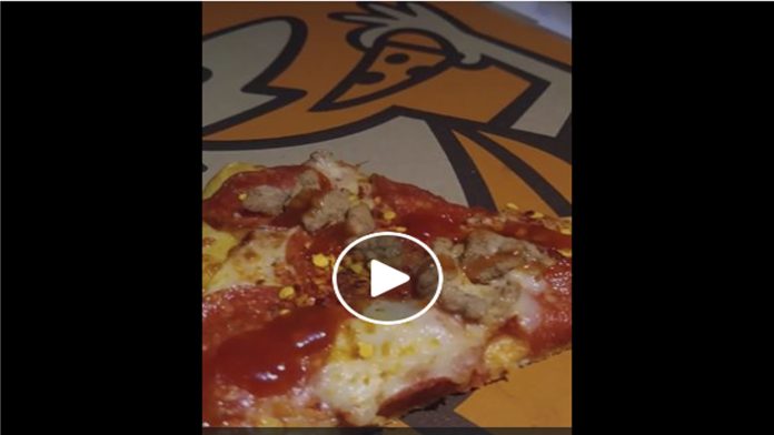 Video: Captan gusanos dentro de una pizza de Little Caesars