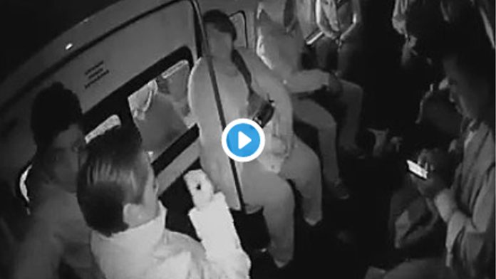 Video: Pasajero enfrenta a balazos a ladrones dentro de una combi